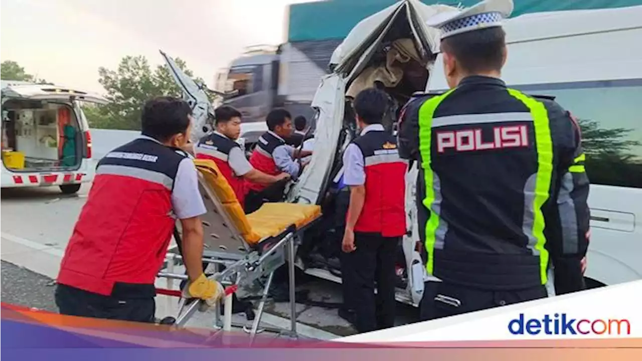 Minibus Tabrak Truk Fuso di Tol Lampung, Satu Penumpang Tewas