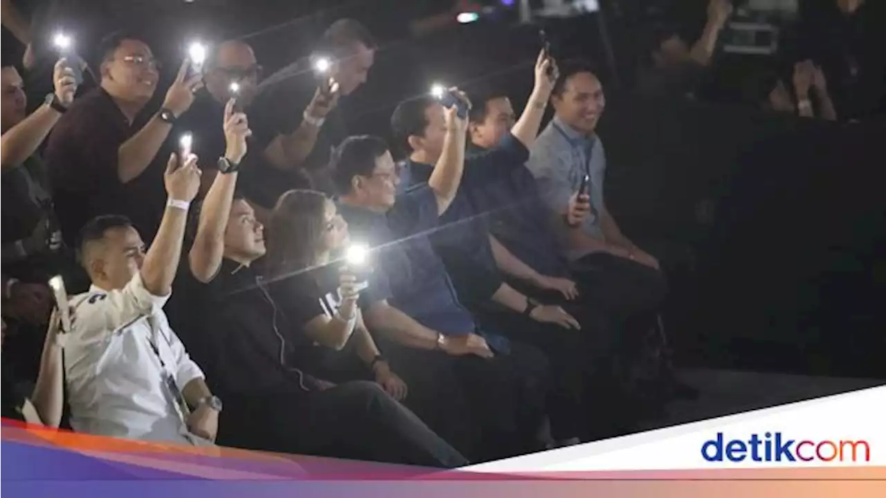 Prabowo Nonton Konser 3 Dekade Ari Lasso, Ikut Nyalakan Flash Light HP