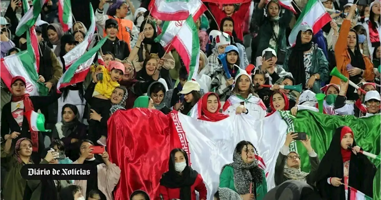 Mulheres iranianas vão voltar a ver futebol local em estádios