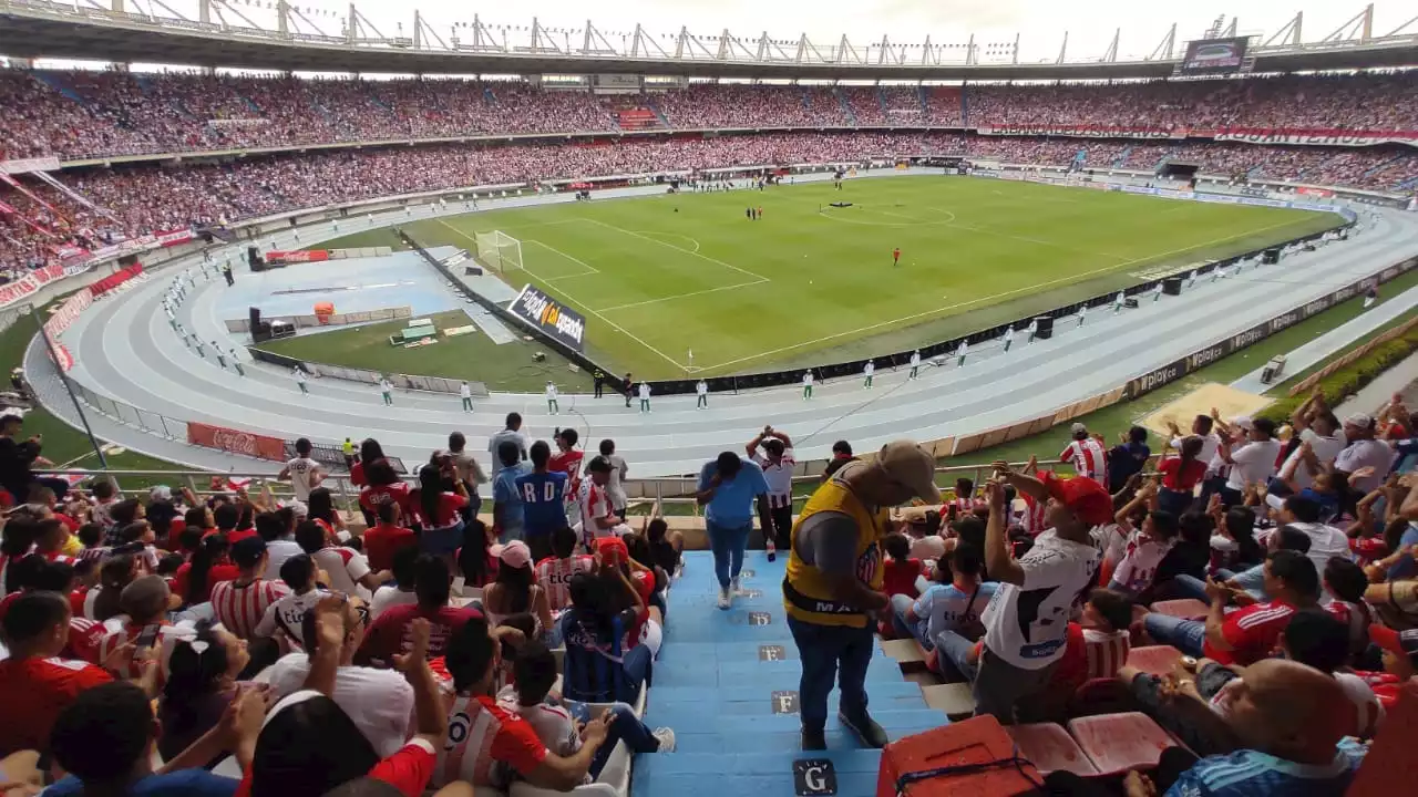 Con el ‘Metro’ lleno, arranca la fiesta para despedir a Viera de Junior