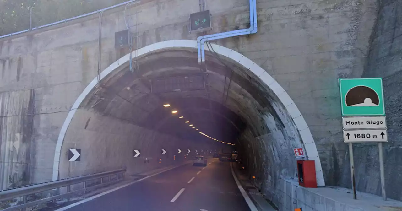 Pullman in fiamme in una galleria sulla A12 Genova-Rosignano. Traffico bloccato e code, Autostrade chiede di rinviare le partenze - Il Fatto Quotidiano