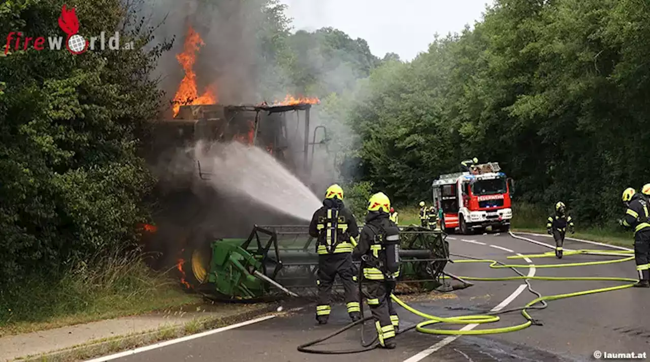 Oö: Brennender Mähdrescher auf Straße gerollt und gegen Böschung gekracht