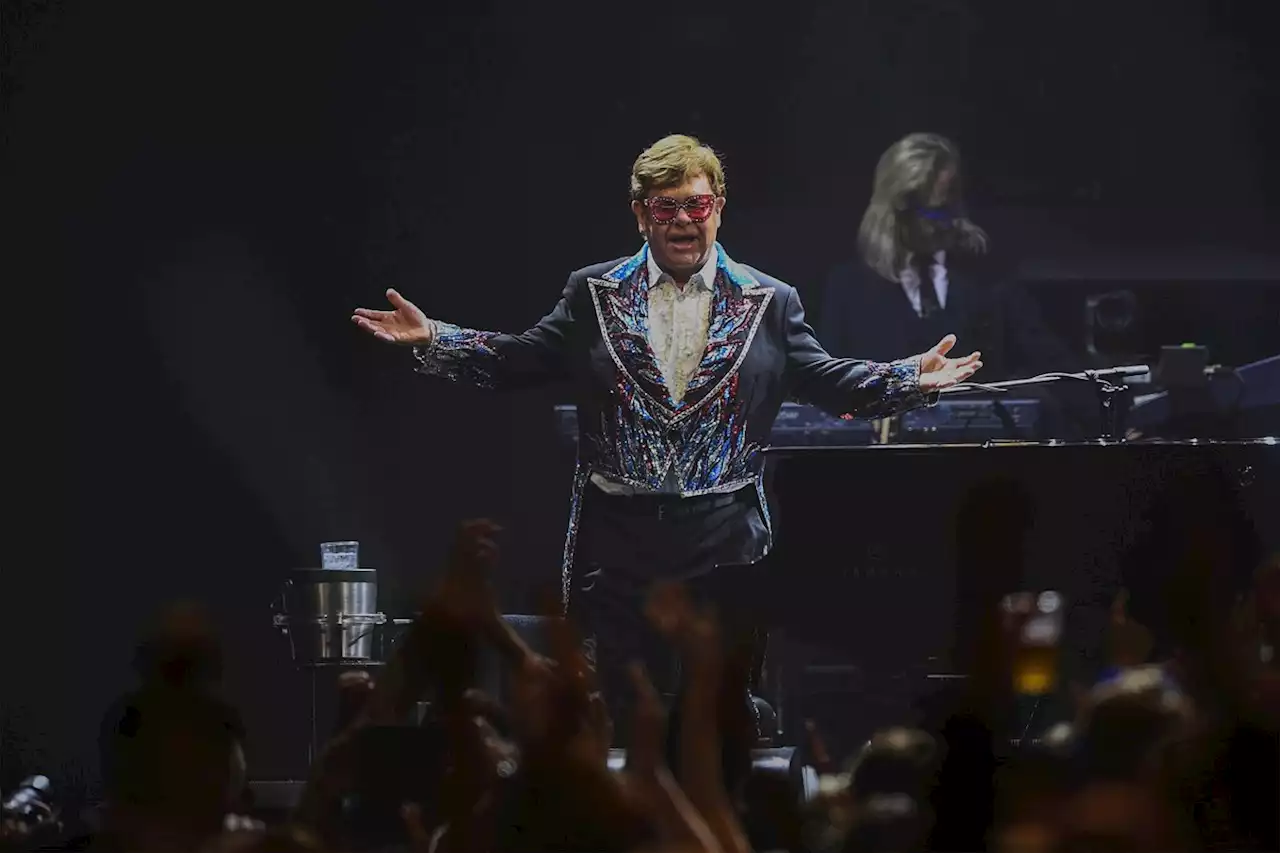 Fãs do mundo inteiro se despedem de Elton John no último show do cantor