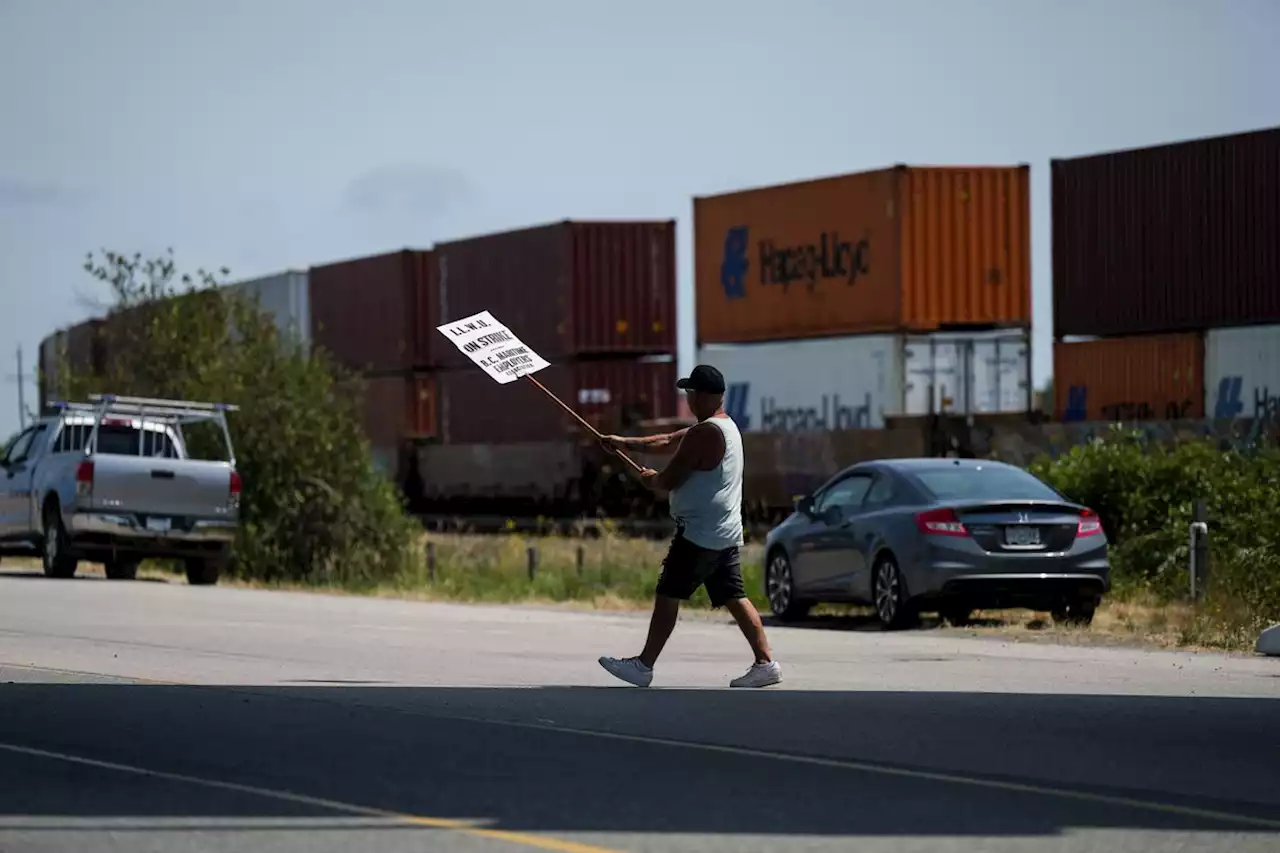 Employers want arbitrator for maintenance issues as talks resume in B.C. port strike