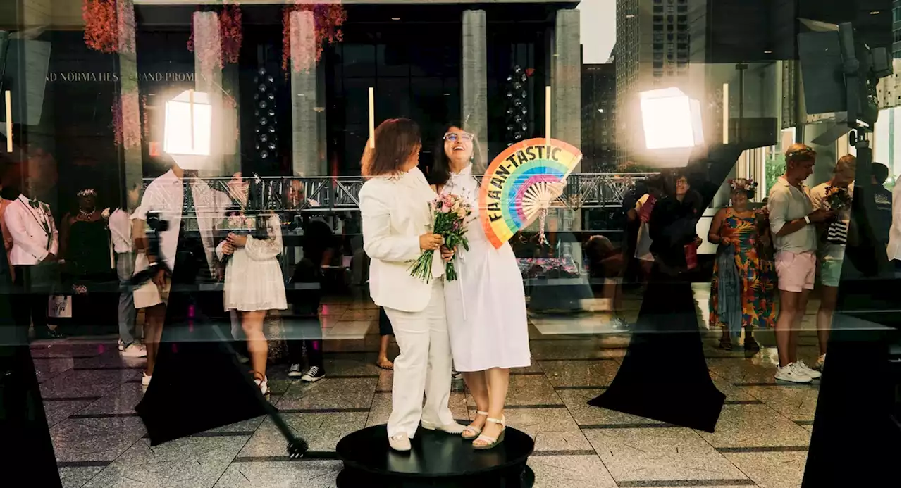 Lincoln Center hosts mass wedding for 500 NYC couples