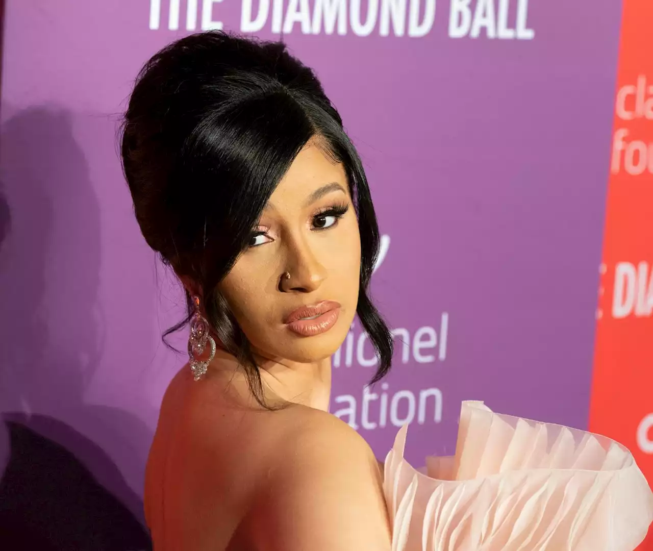 Cardi B, en string dans une baignoire : elle se lance dans un twerk ultra-osé - Grazia