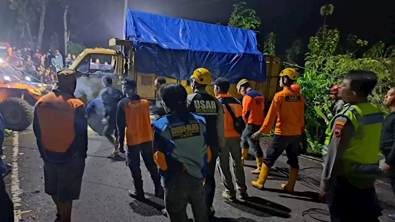 Truk Jatuh ke Pekarangan di Ketileng Banjarnegara, 2 Orang Tewas