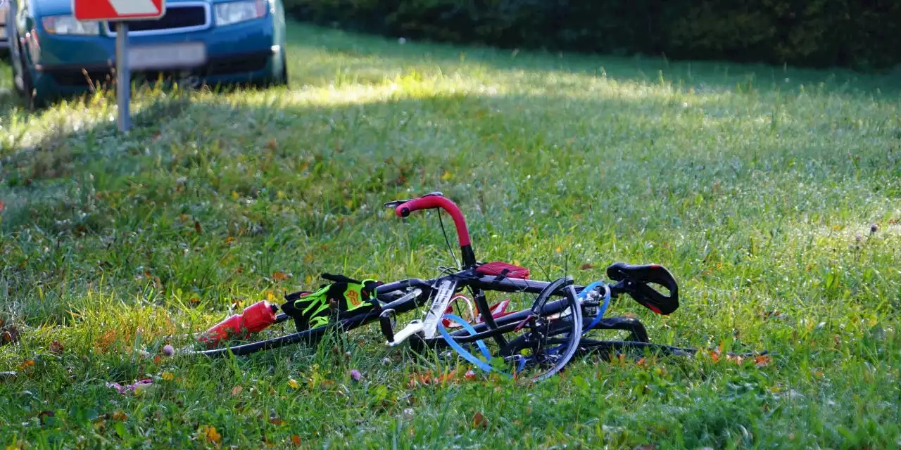 Autofahrerin erfasst Rennradler und lässt ihn liegen