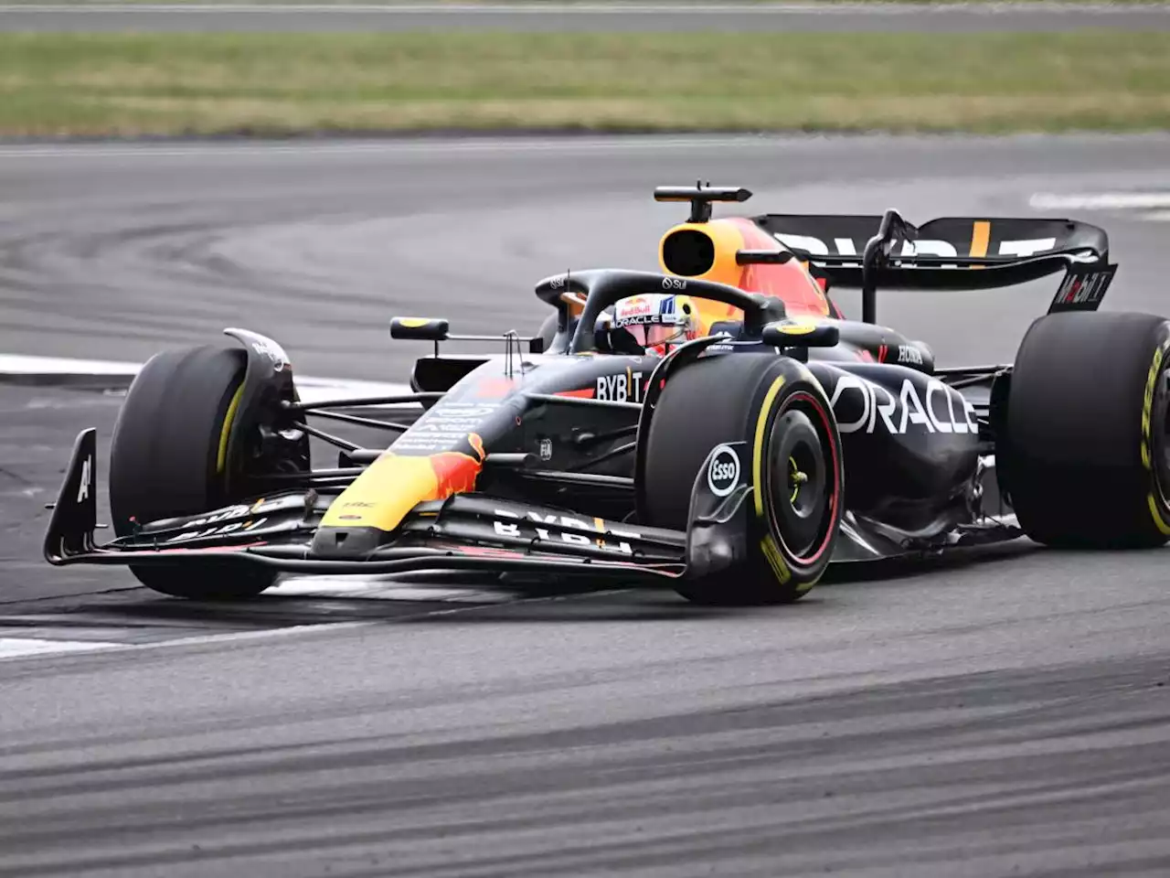 Verstappen vince anche a Silverstone. Deludono le Ferrari