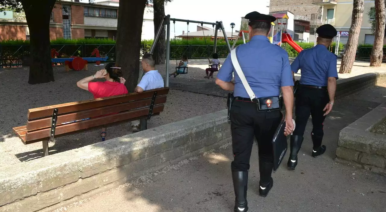 Donna molestata in strada vicino Roma, scappa e si salva sul bus: «Nessuno mi ha aiutata»