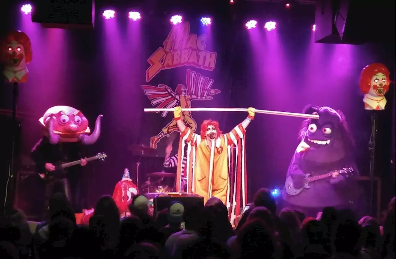 Festival de música 'mais bizarro do mundo' inclui Mac Sabbath, mulheres engaioladas, público seminu e fantasias inusitadas