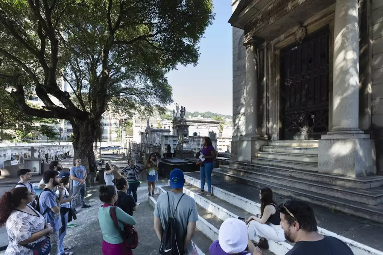 'Necroturismo': produção de conteúdo e visitas guiadas em cemitérios ganham força no Rio