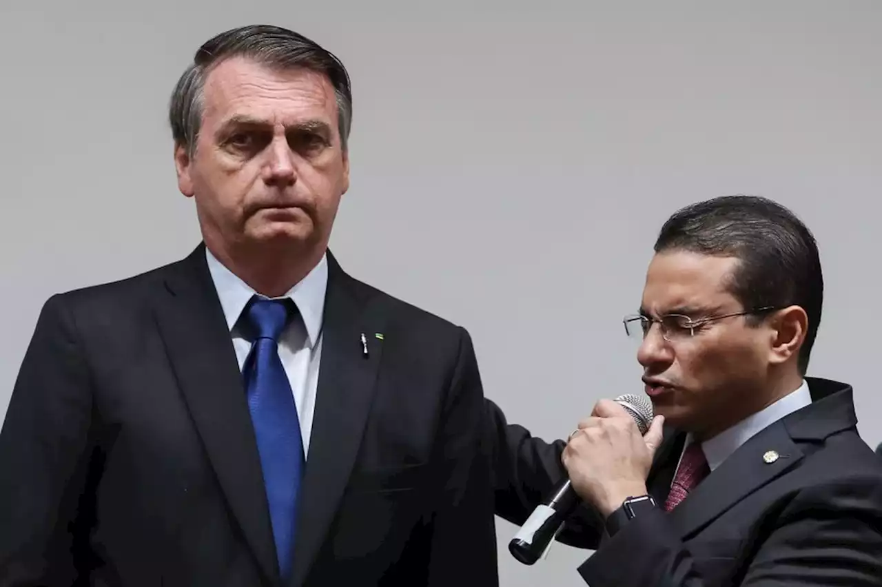 Carlos Bolsonaro ataca presidente do próprio partido após comentário sobre isolamento do pai: 'Essa raça'