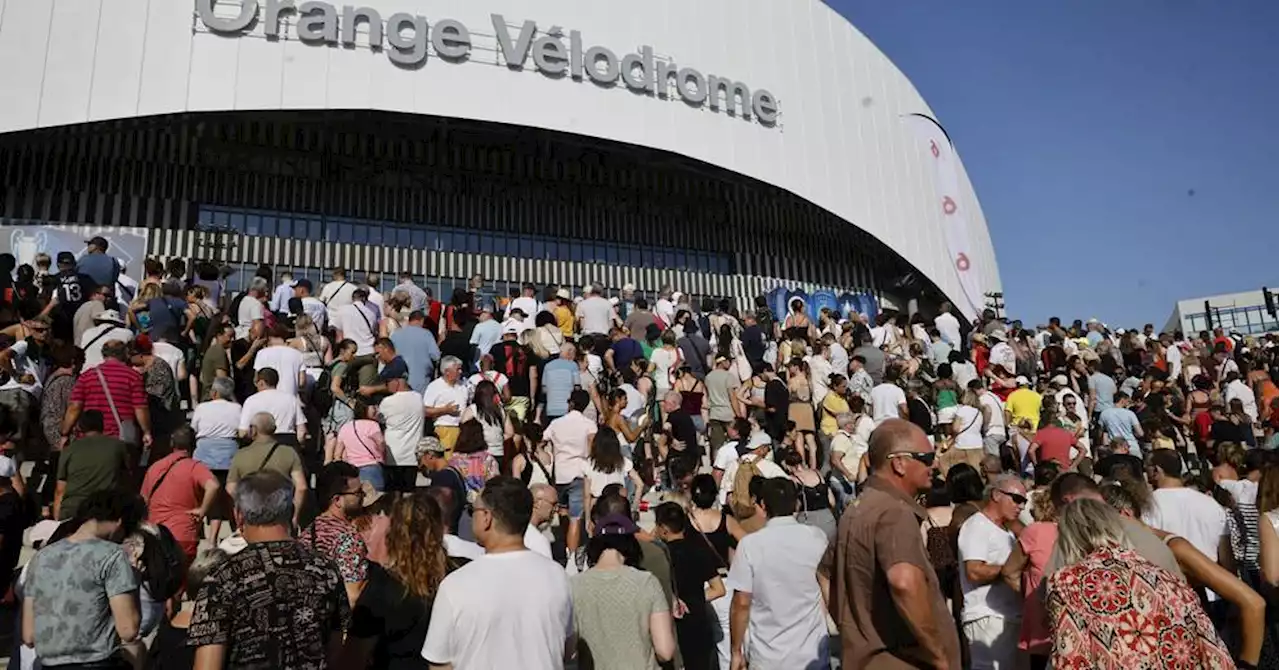 Vidéo - Mylène Farmer à Marseille : devant le Vélodrome, couvertures de survie, camping et passion partagée