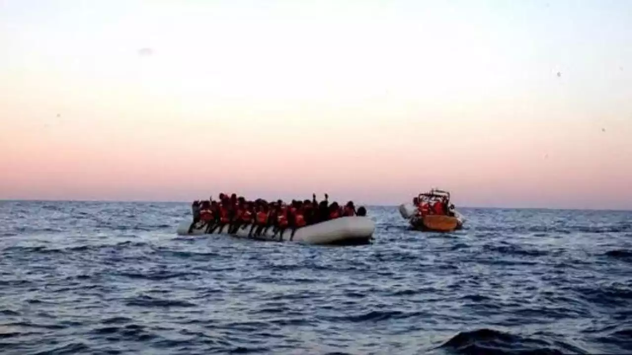 Migranti, barcone affonda al largo della Tunisia: un morto e dieci feriti - La Stampa