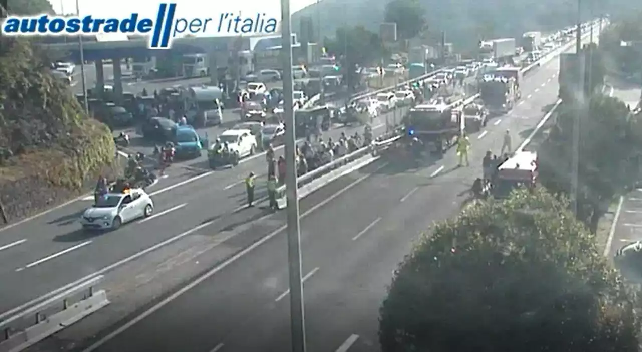 A12, pullman a fuoco in galleria tra Genova Nervi e Recco: chiusa l'autostrada, ferito l'autista, oltre 10 km di coda