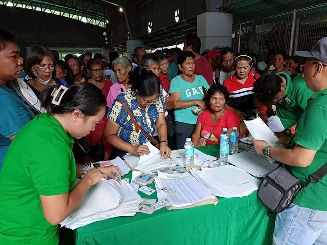 1,098 Negros city rice farmers get financial assistance