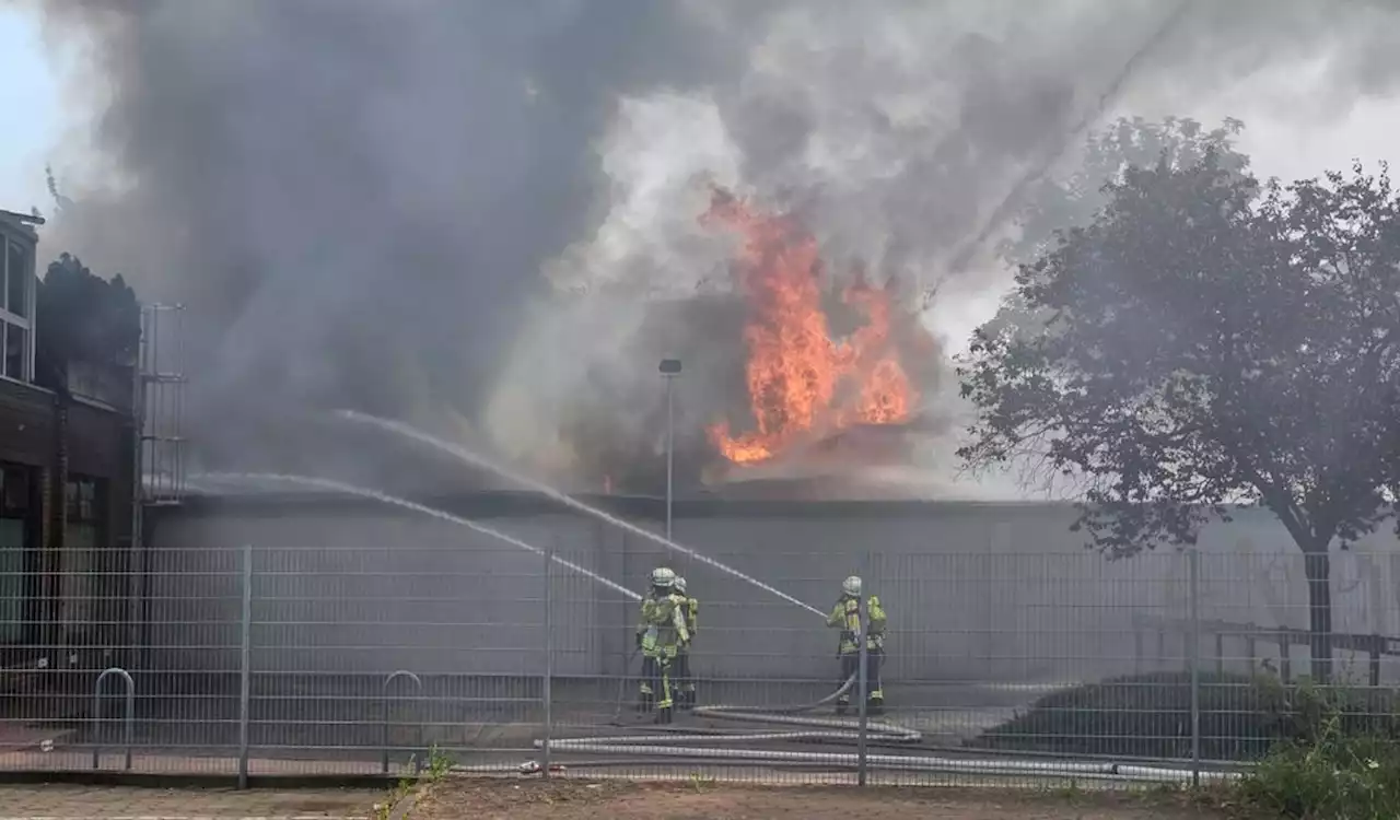 Feuer in ehemaligem Verlagsgebäude – Polizei gibt Warnung raus