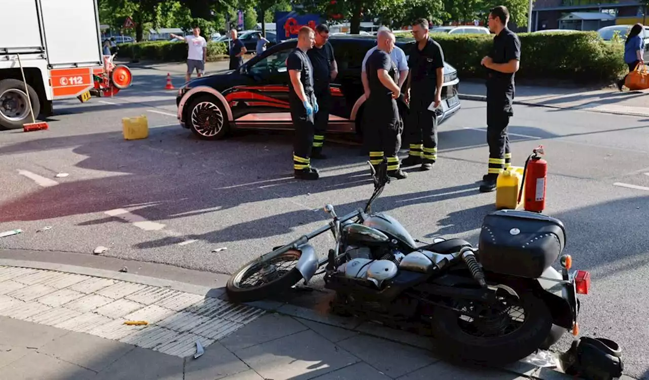 Schwerer Abbiege-Unfall in Hamburg: Motorradfahrer verletzt