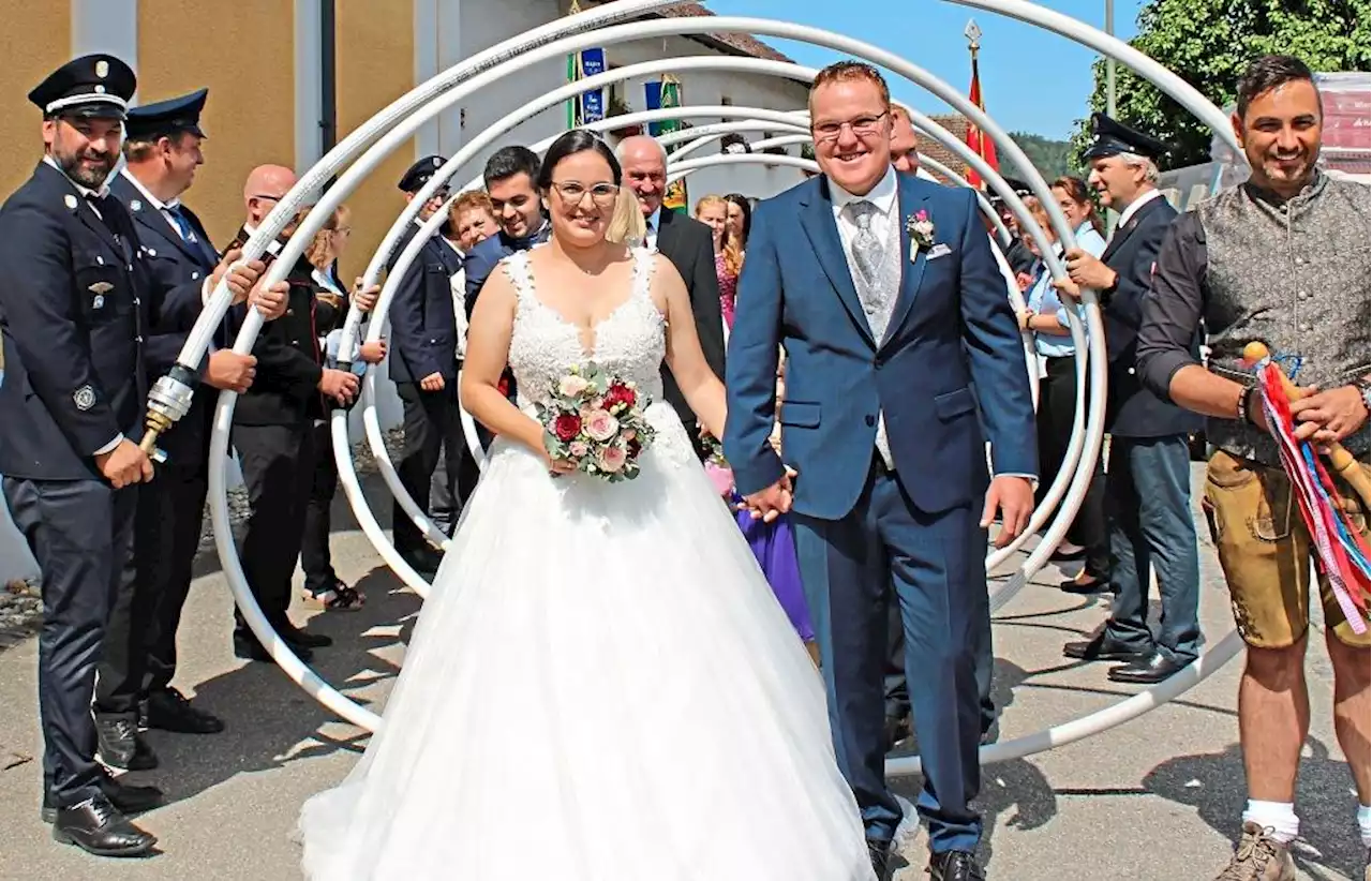 Stephanie und Michael sagten in Dörfling Ja zueinander – Vereine stehen Spalier