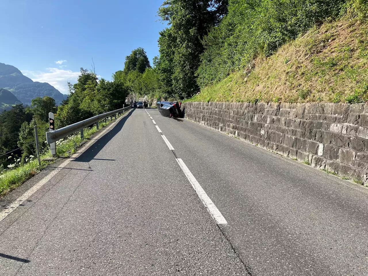 Mollis GL: Fahrzeug kommt rund 180 Meter ins Schleudern – Aufprall mit Mauer