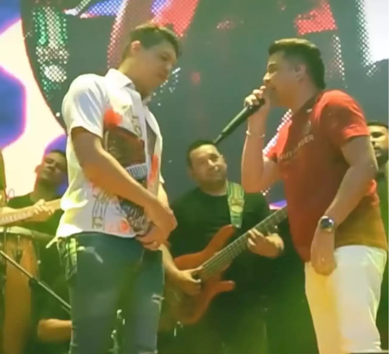 [Video] Élder Dayán Díaz se enfrentó (a versos) con nuevo talento del vallenato en tarima - Pulzo