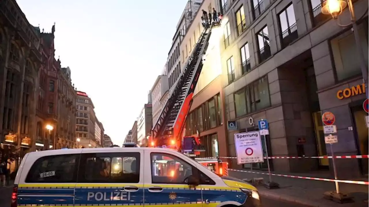 Berliner Polizist von herabstürzendem Fassadenteil schwer verletzt