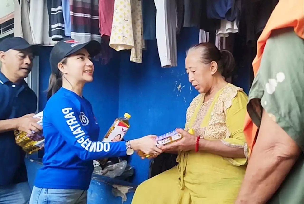 Bagikan Minyak di Pancoran Mas Depok, Caleg Partai Perindo Serukan Jangan Golput