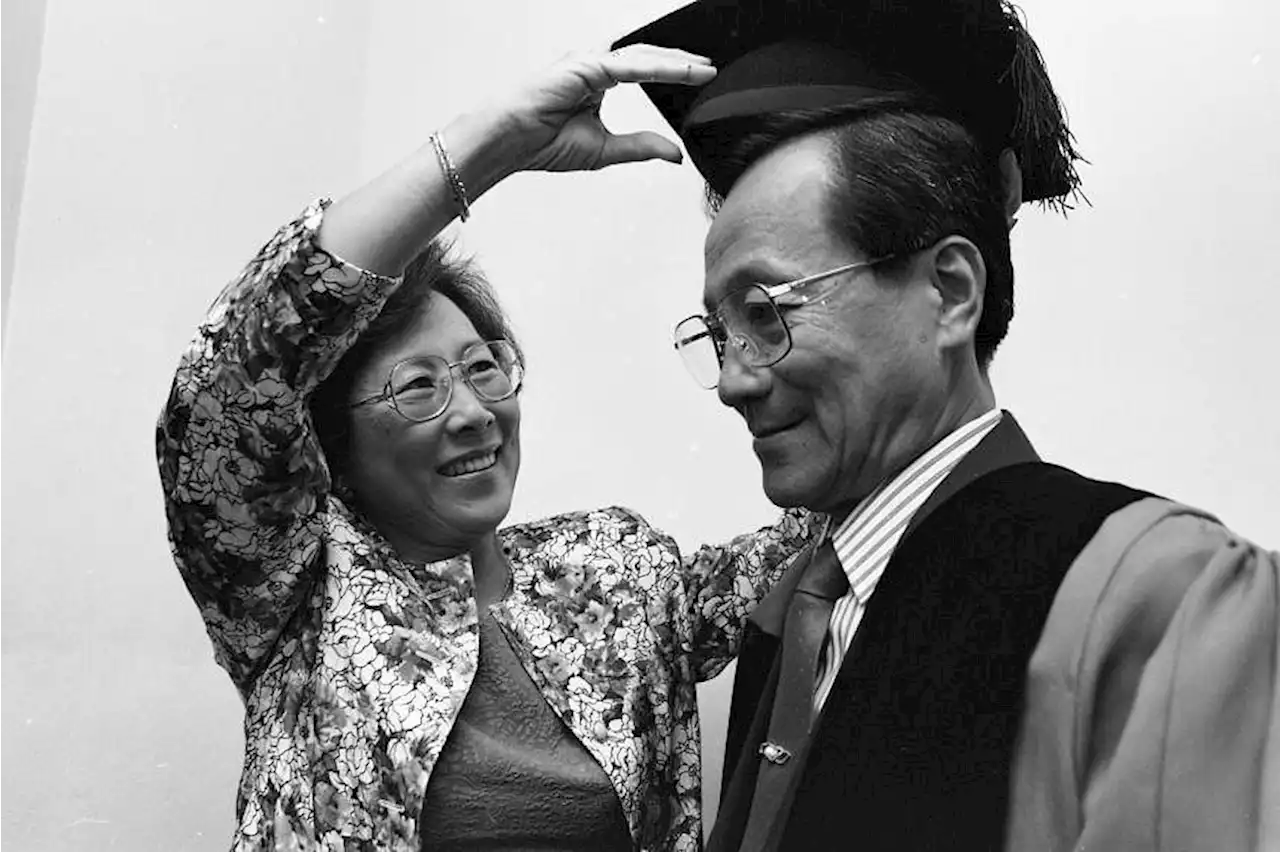 He will be ‘deeply missed’: PM Lee sends condolences to wife of late economist Lim Chong Yah