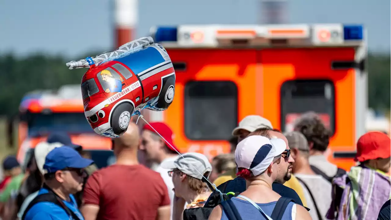 Löscheinsatz und Hundestaffel: Viele Familien zieht es zum Erlebnistag der Berliner Feuerwehr