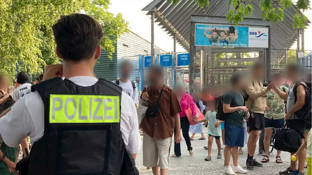 Wegen Rangeleien: Berliner Freibad frühzeitig geschlossen – Polizei hilft bei Räumung