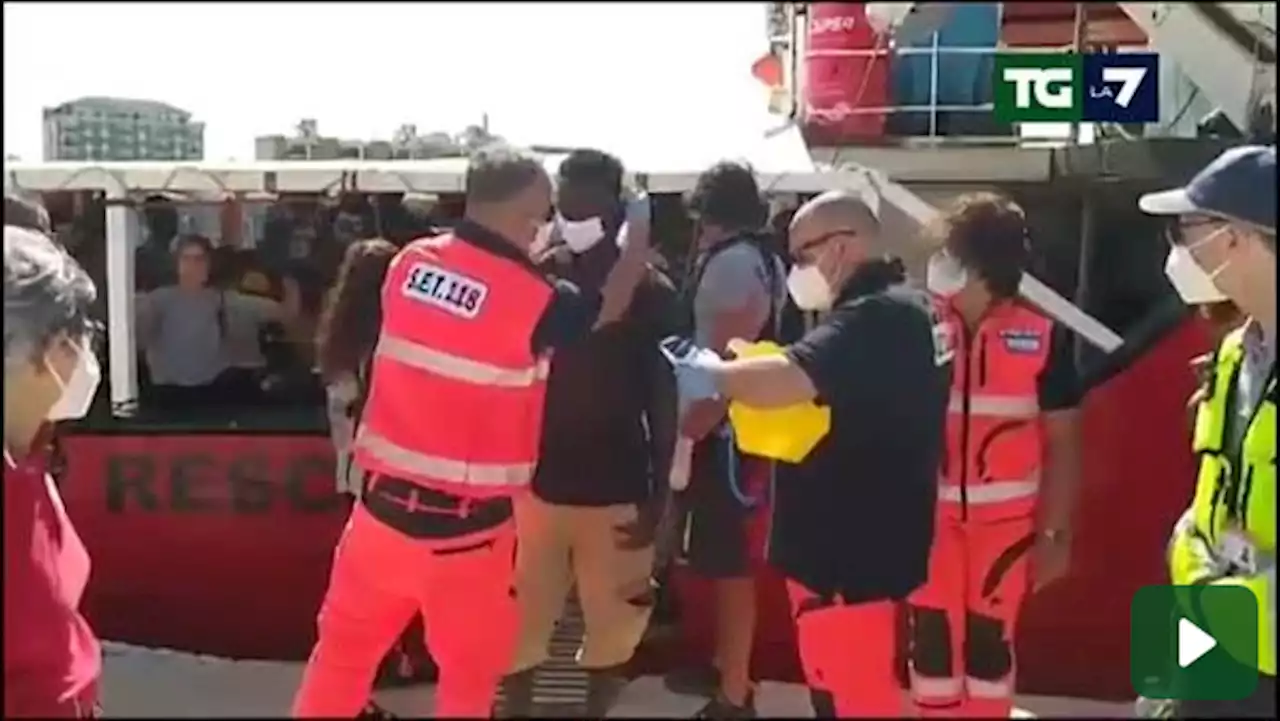 A Brindisi sbarcano i 300 migranti salvati da Open Arms, naufragio in Tunisia