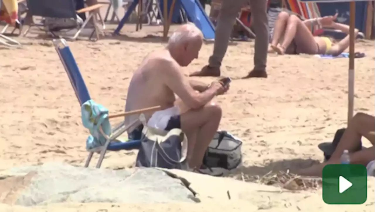 Biden al mare, il presidente Usa va in spiaggia a prendere il sole