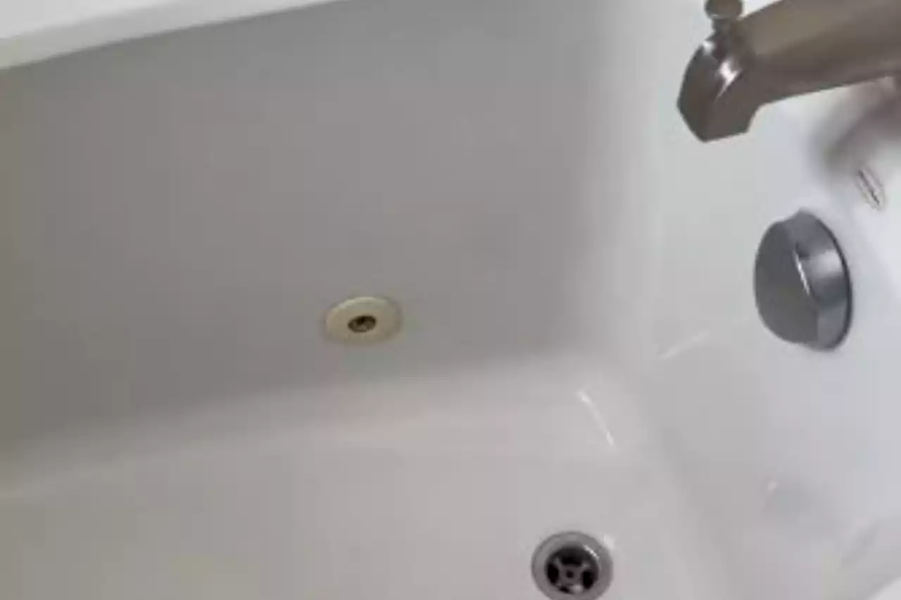 I’m a mum - laziest way to clean the bathtub in seconds, people say it’s genius