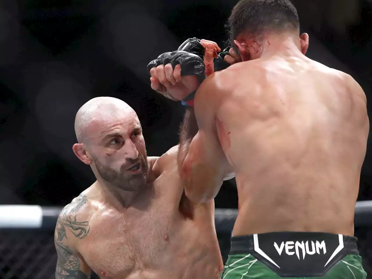 UFC 290: Alexander Volkanovski beats Yair Rodriguez with 3rd-round TKO for featherweight title