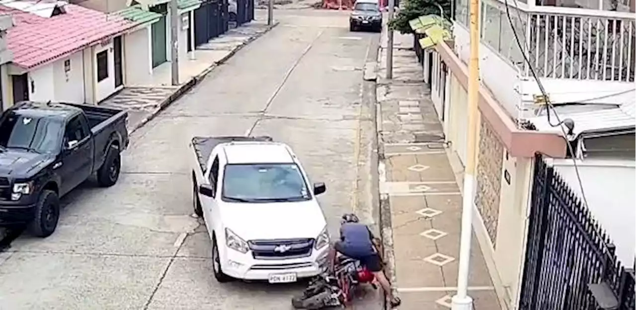 Motorista flagra roubo e derruba moto de ladrão 3 vezes seguidas; vídeo