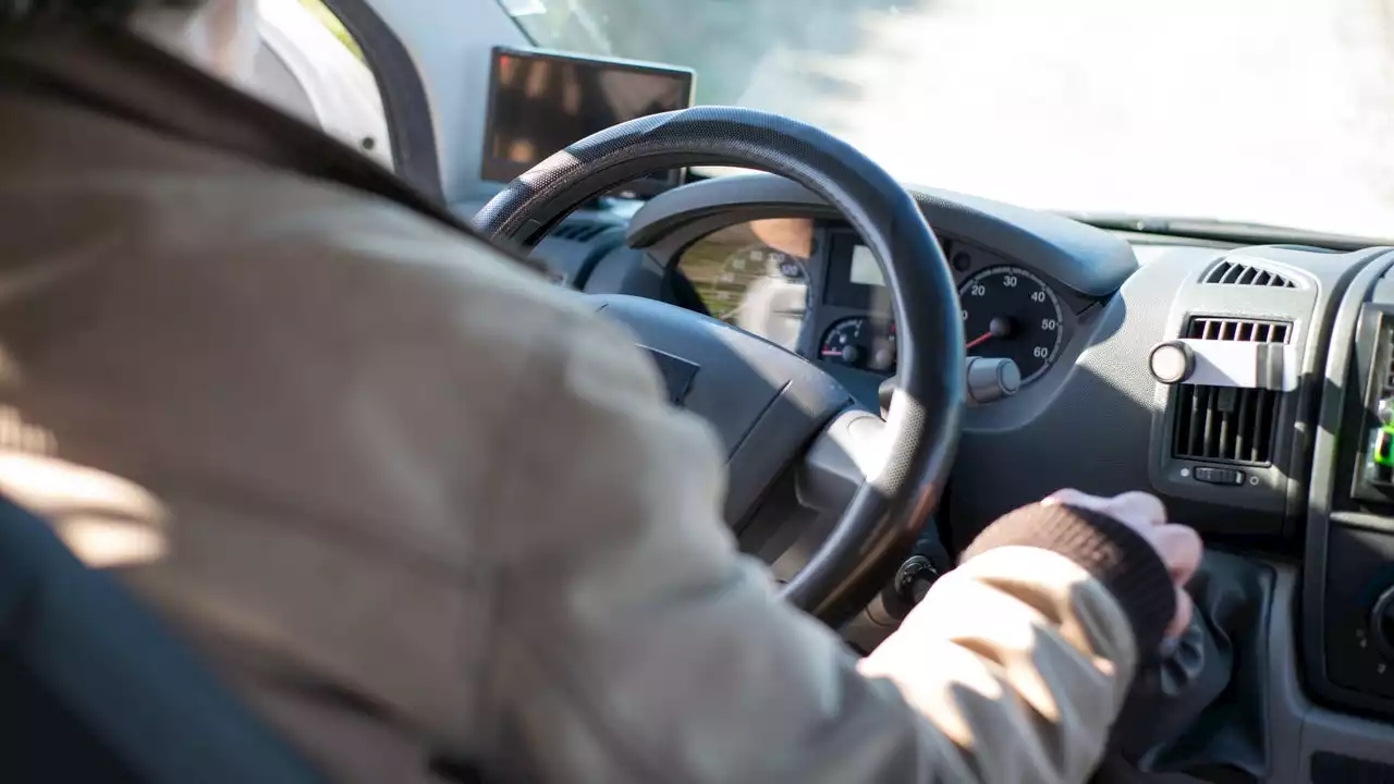 Una grúa circula en sentido contrario varios kilómetros por una autovía de Tenerife