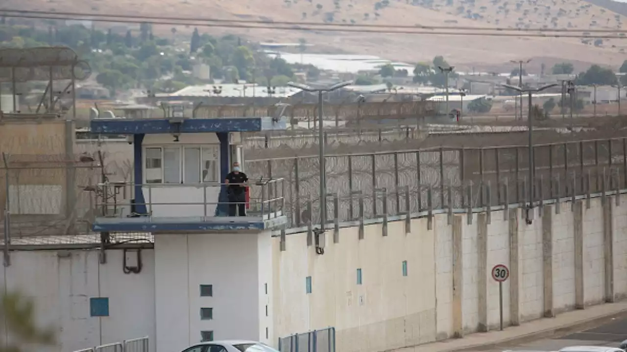 قهر الزنازين بعمق الصحراء.. أسرى فلسطينيون يروون معاناتهم مع قسوة الطقس