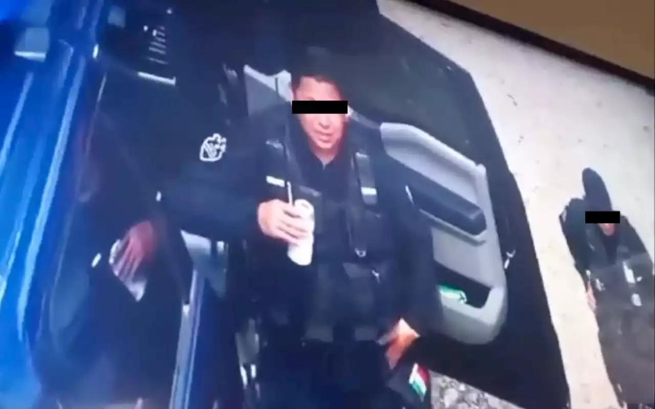 Captan a policías tomando cerveza cuando estaban en servicio | Video