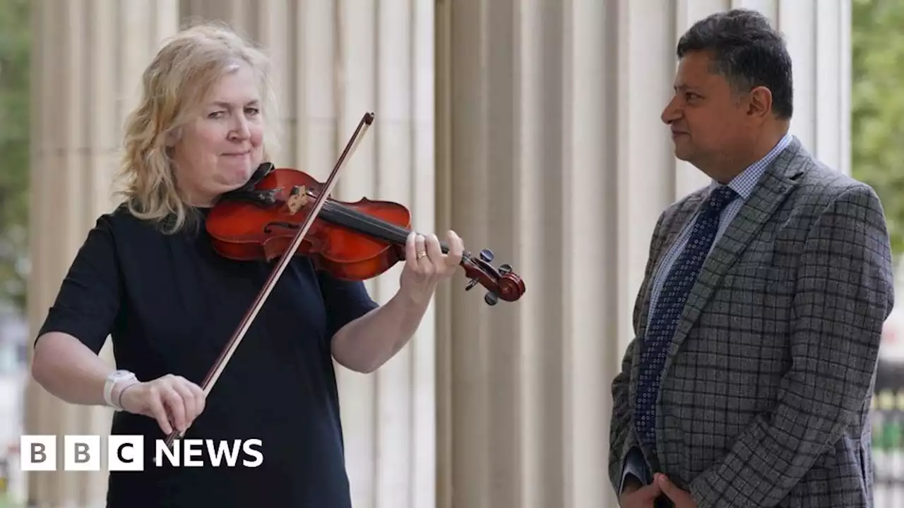 Violinist who played during brain surgery reunites with doctor