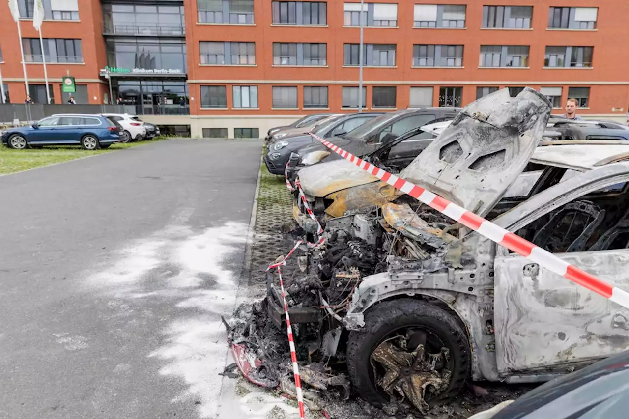 Brandstiftung vor Helios-Klinikum Buch: Zwölf Autos brennen auf Parkplatz in Pankow