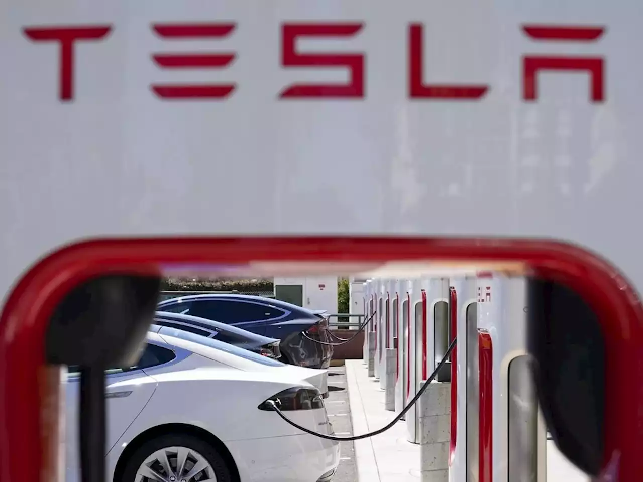 U.S. opens safety probe into Tesla drivers' complaints they can lose steering control