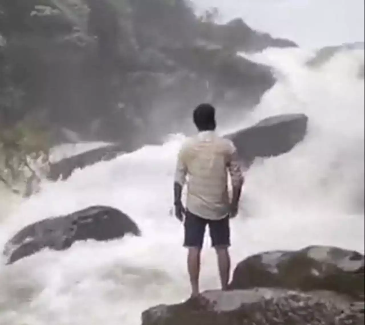 VIDEO | Influencer falleció luego de resbalar en unas cataratas mientras grababa TikTok