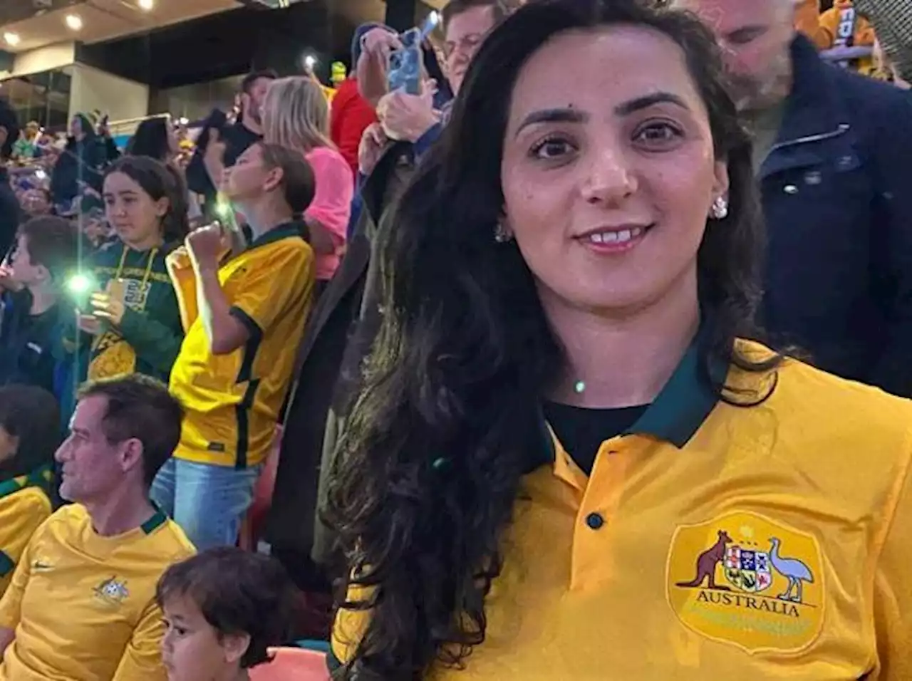 Mondiali di calcio femminile, le afghane (con la maglia) in tribuna: «La Fifa non ci riconosce»