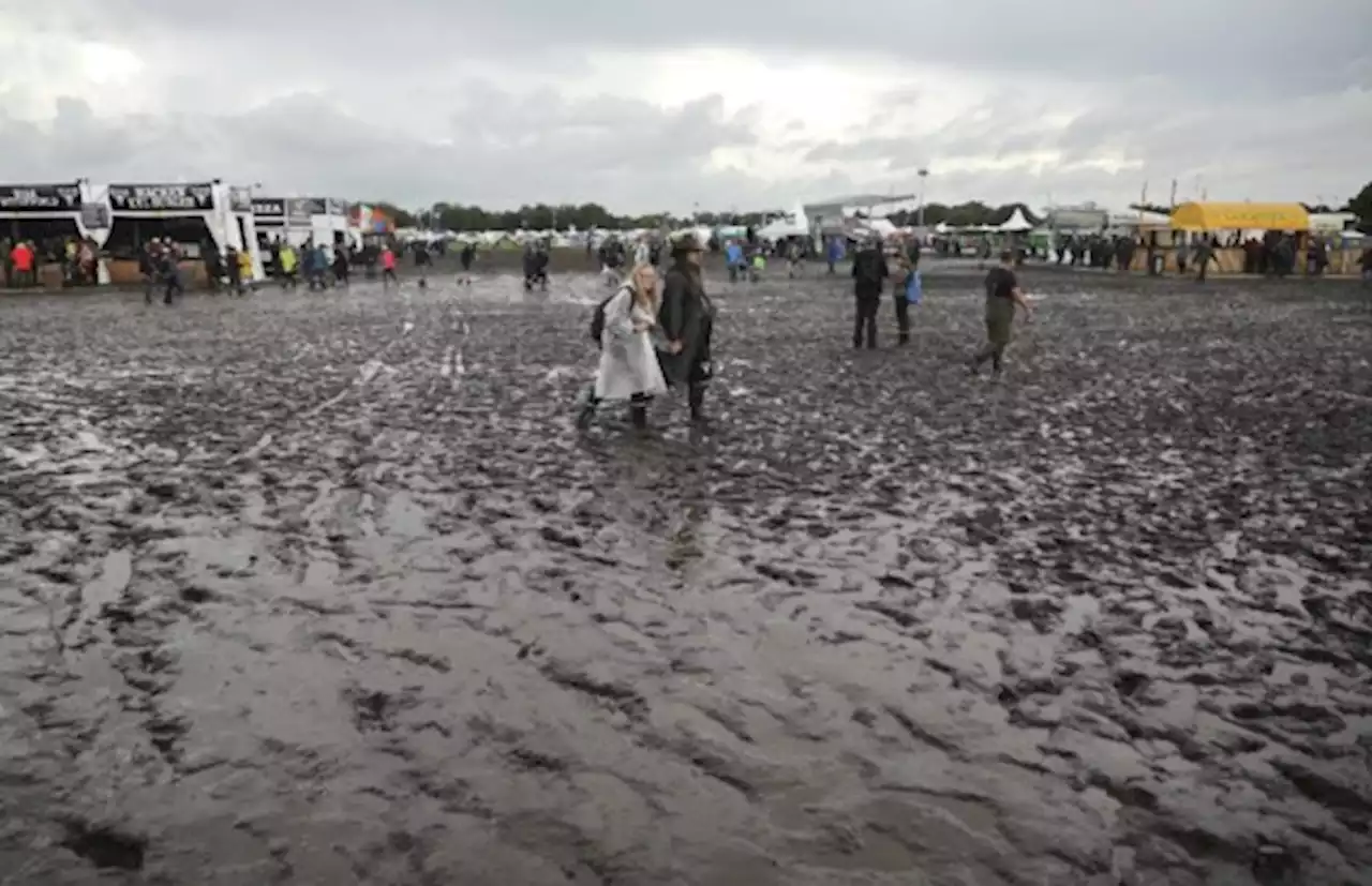 Duits metalfestival Wacken zet stop op aankomst festivalgangers per auto vanwege modder