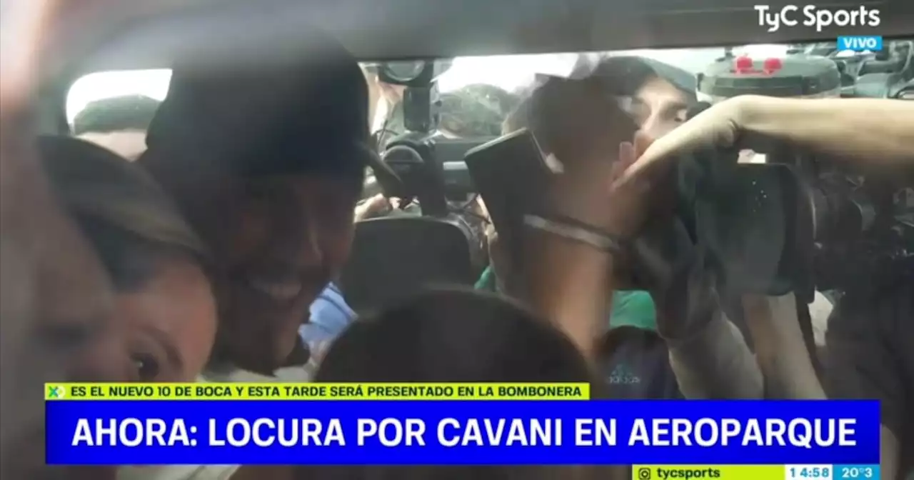 Locura en la llegada de Cavani: el Matador cantó con los hinchas