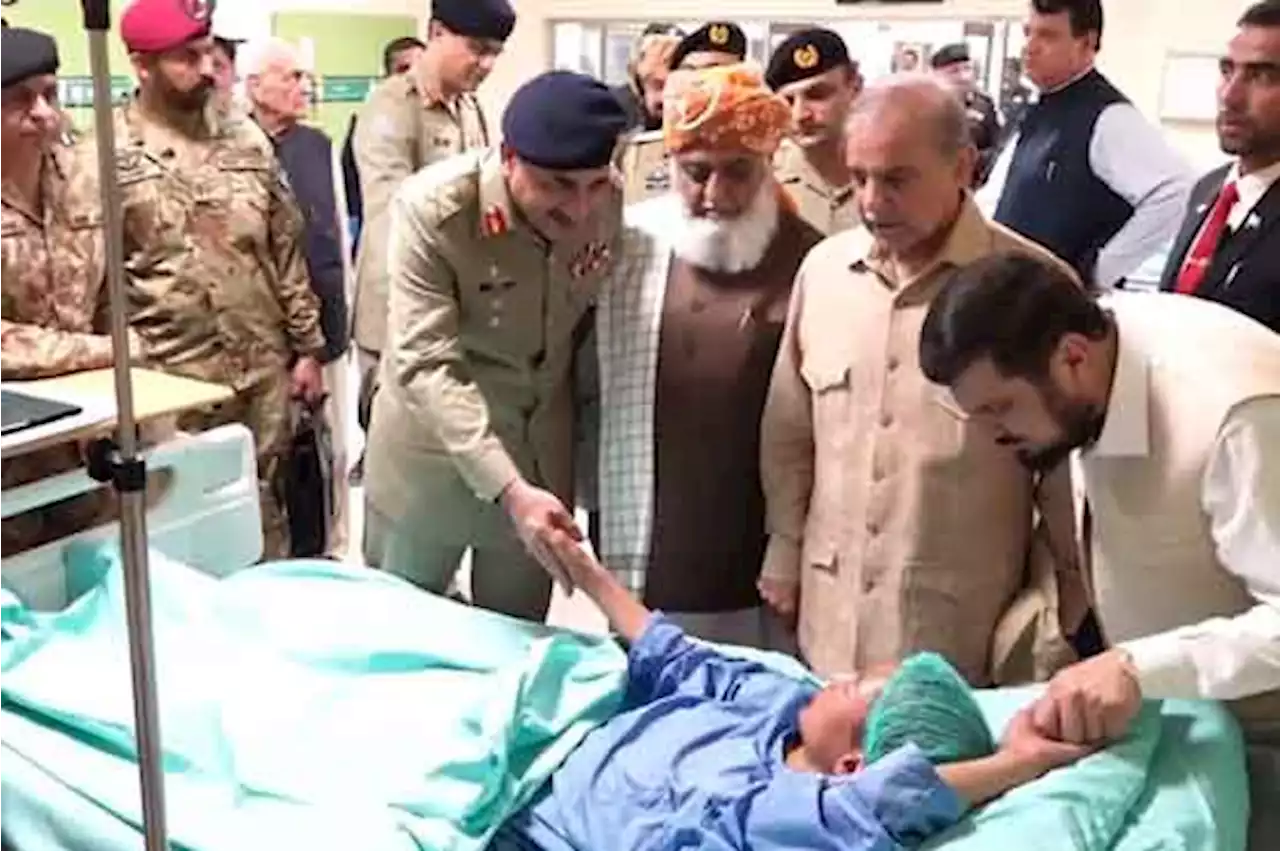 وزیر اعظم اور آرمی چیف کا سی ایم ایچ پشاور کا دورہ، باجوڑ دھماکے کے زخمیوں کی عیادت