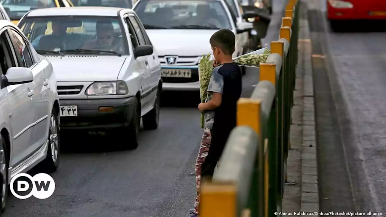 'کودکان کار ۱۵ درصد جمعیت کودکان ایران را تشکیل می‌دهند' – DW – ۱۴۰۲/۵/۱۰