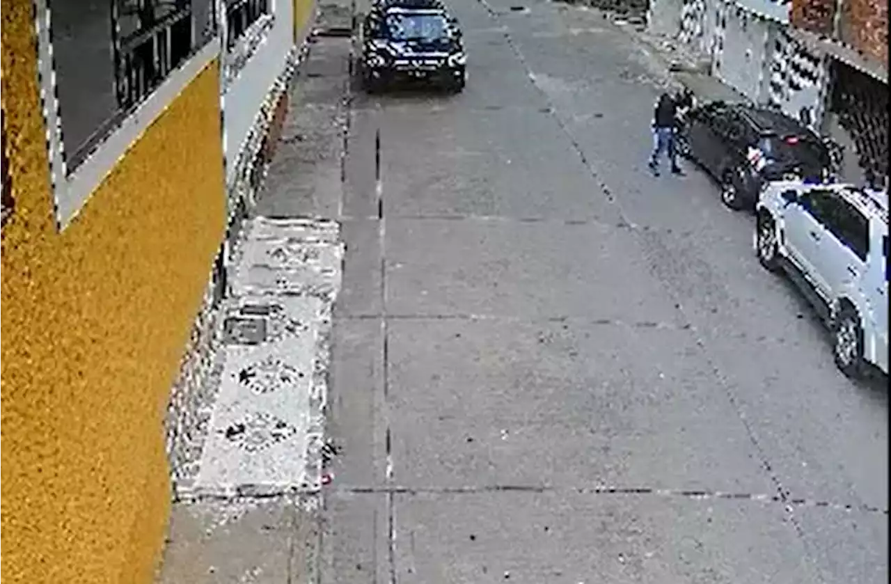 En video: comerciante se salvó de morir porque a ladrón le falló la pistola