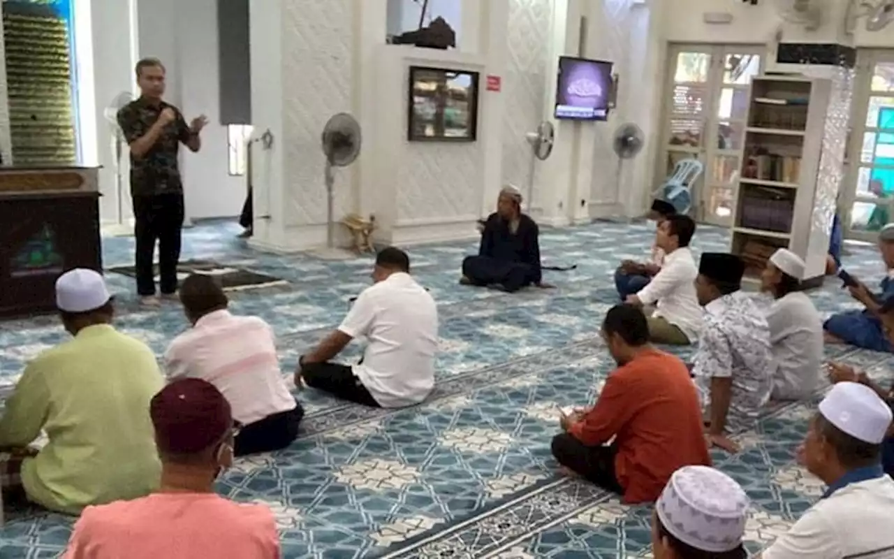Cops probe Fahmi over speech in Rawang mosque